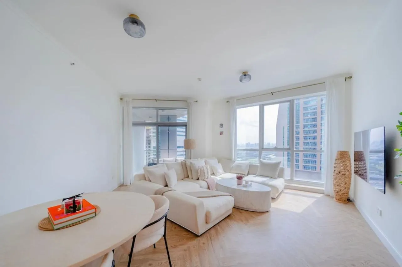 Modern & Bright 1 Bedroom Marina Apartment Dubaj